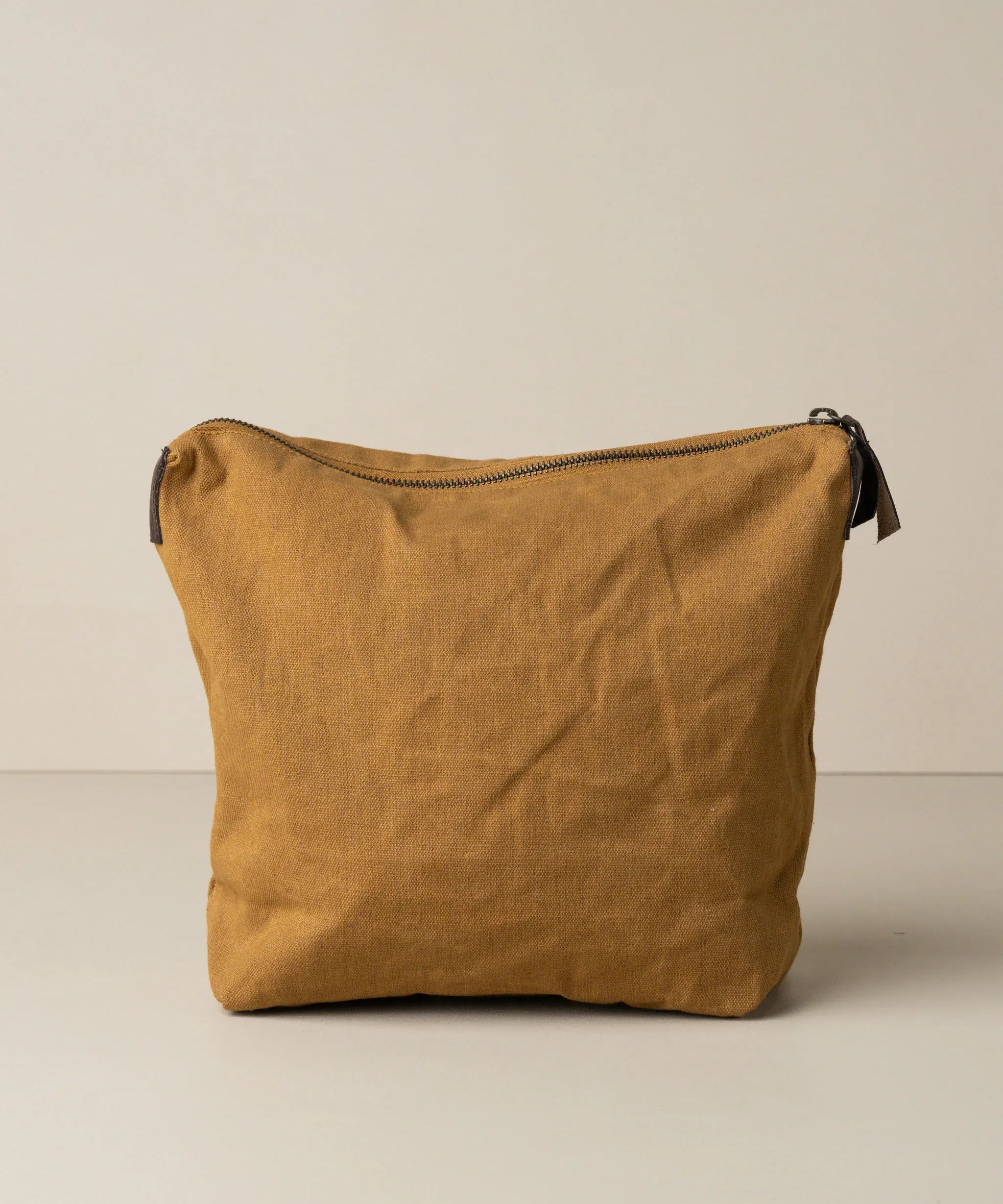 Journey_Makeup_Canvas_Bag_Caramel_1_jpg.webp