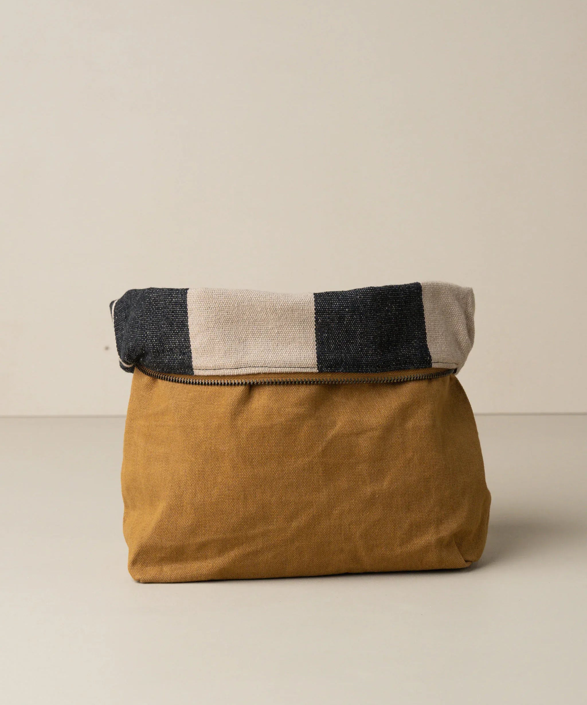 Journey_Makeup_Canvas_Bag_Caramel_3_jpg.webp