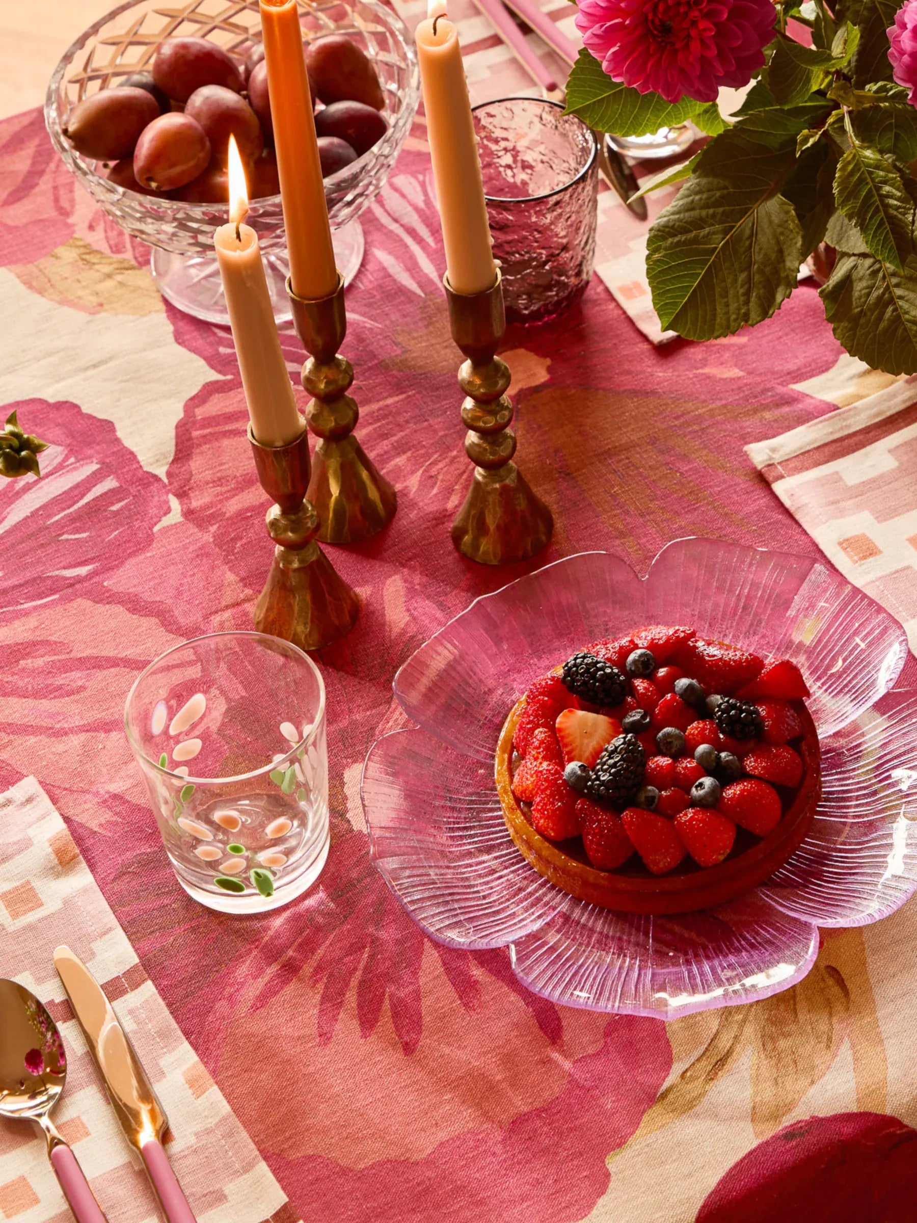 Wild Pansy Pink Tablecloth | Round