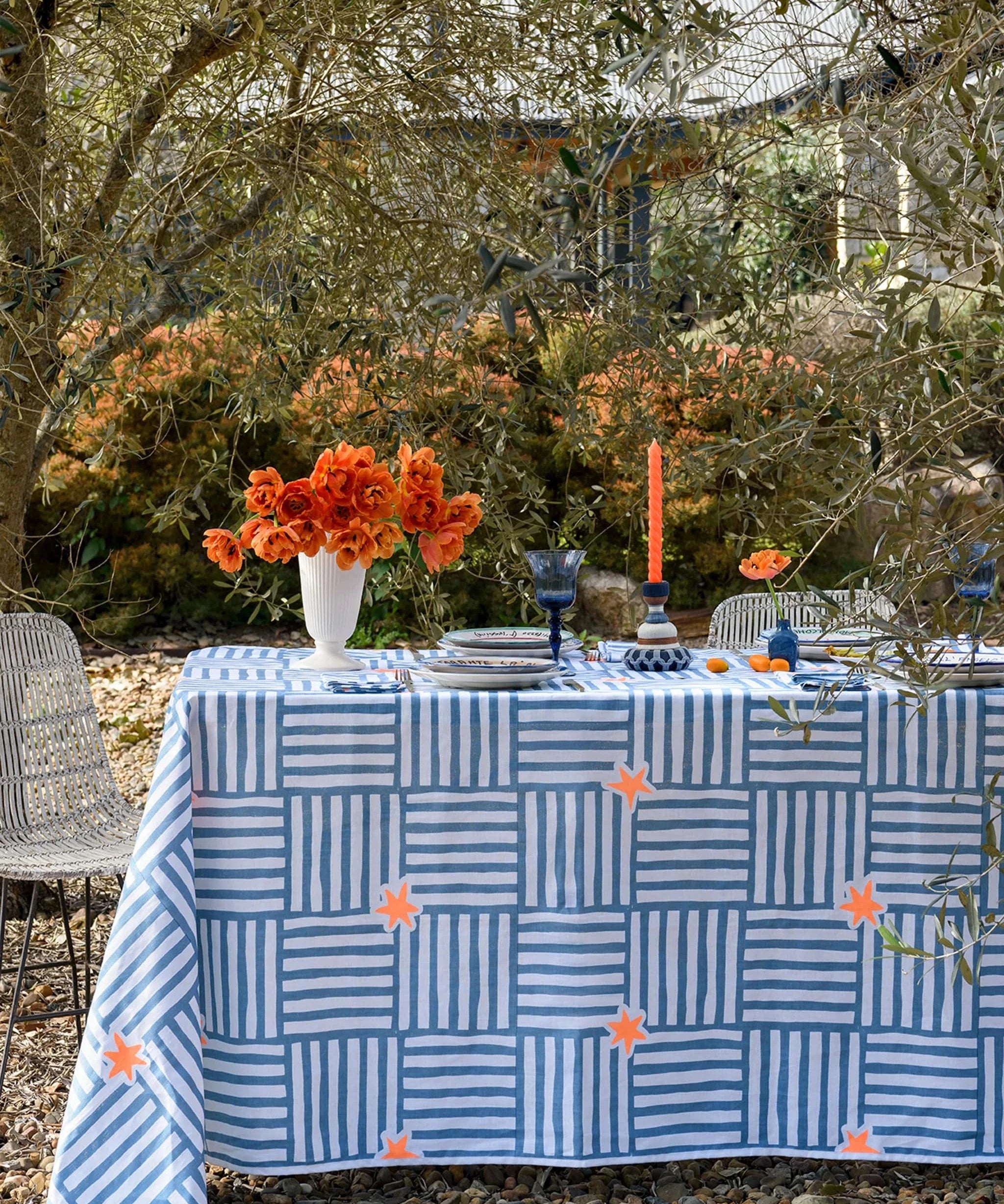 Tablecloth-Capri-blue-neonorange-stars-linen_jpg.webp
